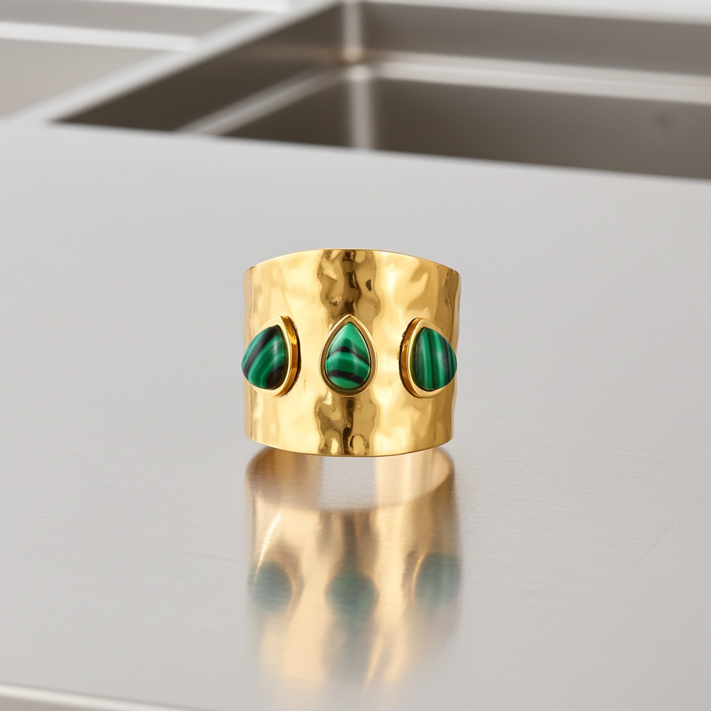 Anillo de banda de piedras verdes en acero dorado