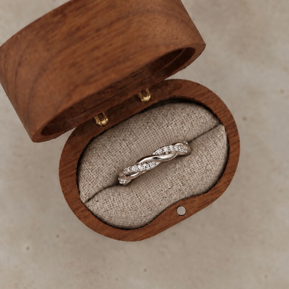 Anillo de banda retorcida de moissanitas 0,32 ct en plata