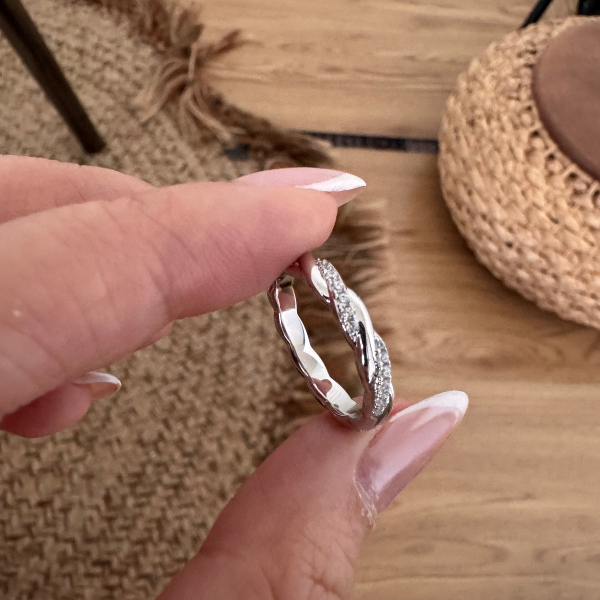 Anillo de banda retorcida de moissanitas 0,32 ct en plata
