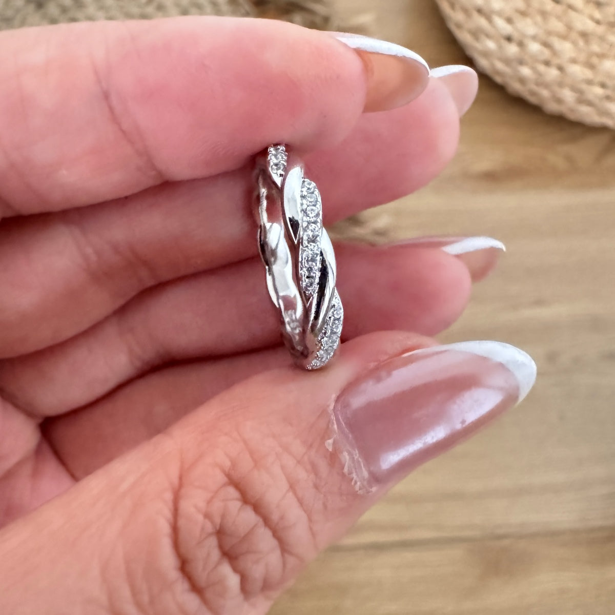 Anillo de banda retorcida de moissanitas 0,32 ct en plata