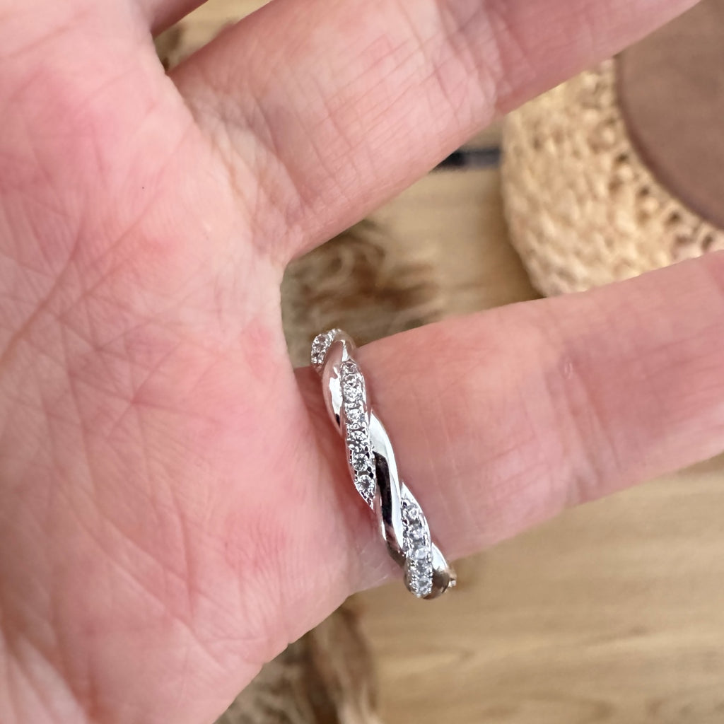 Anillo de banda retorcida de moissanitas 0,32 ct en plata