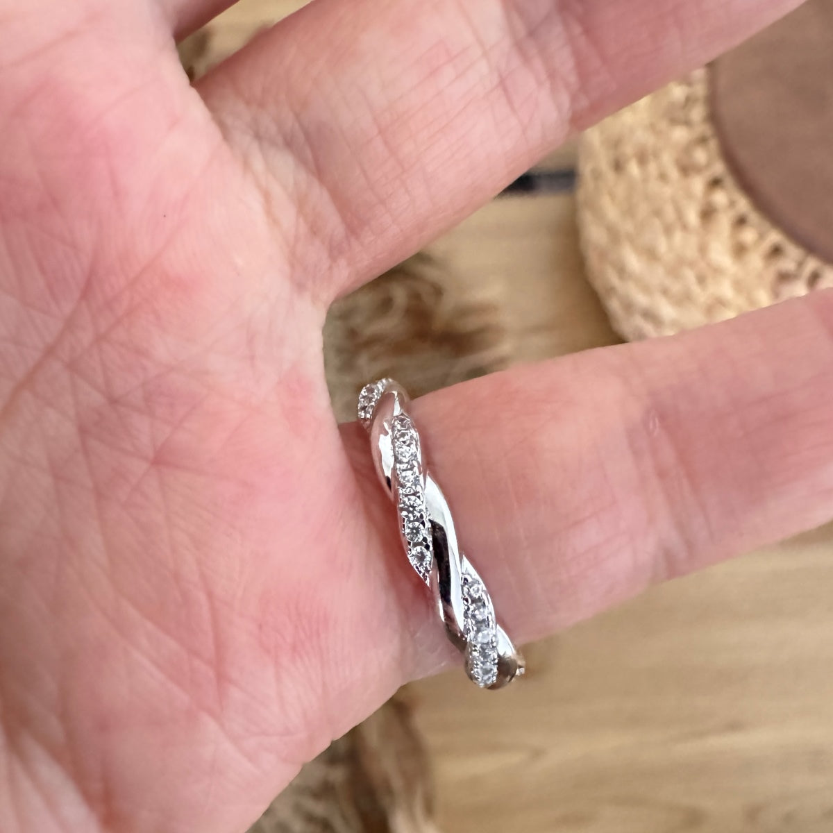 Anillo de banda retorcida de moissanitas 0,32 ct en plata