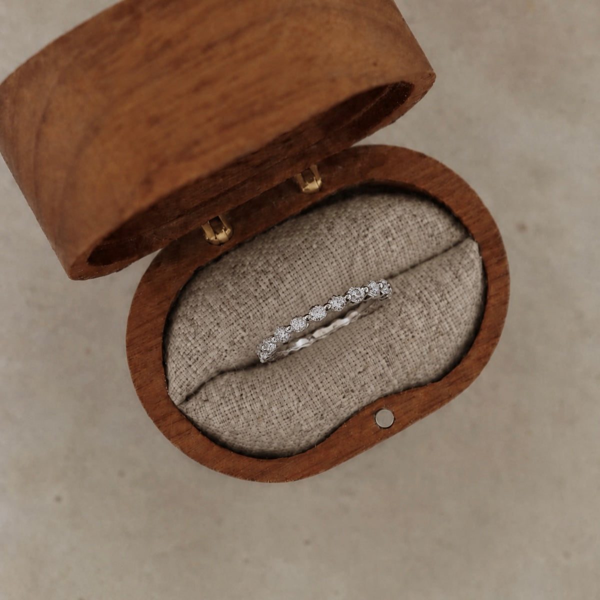 Anillo media alianza de moissanitas 23 ct en plata