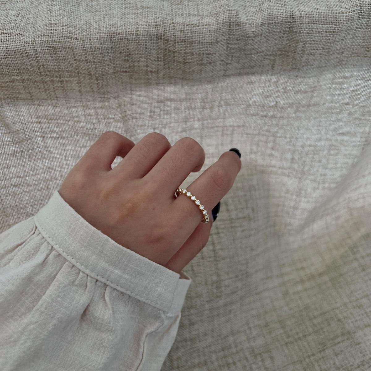 Anillo media alianza de moissanitas 23 ct en plata