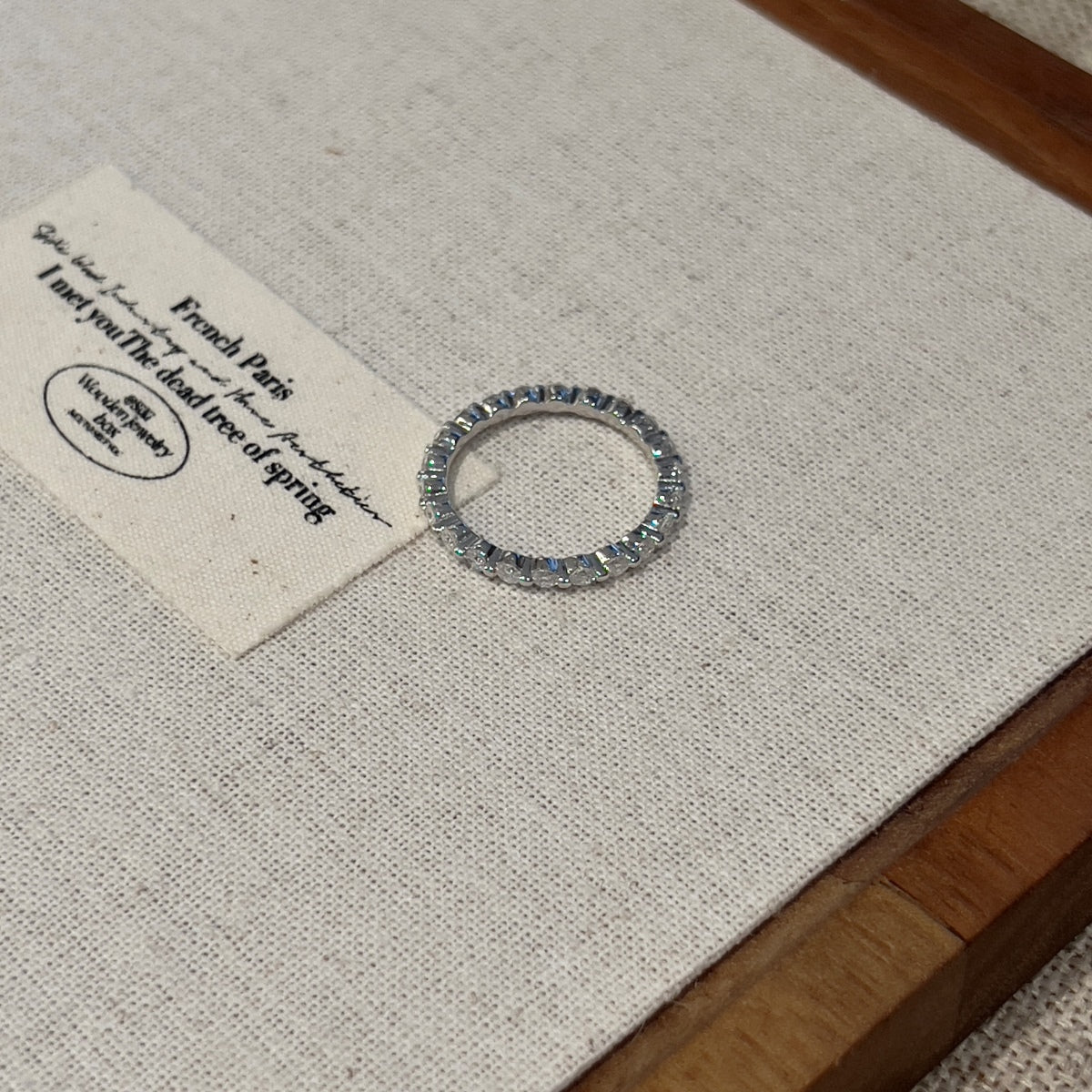 Anillo media alianza de moissanitas 23 ct en plata