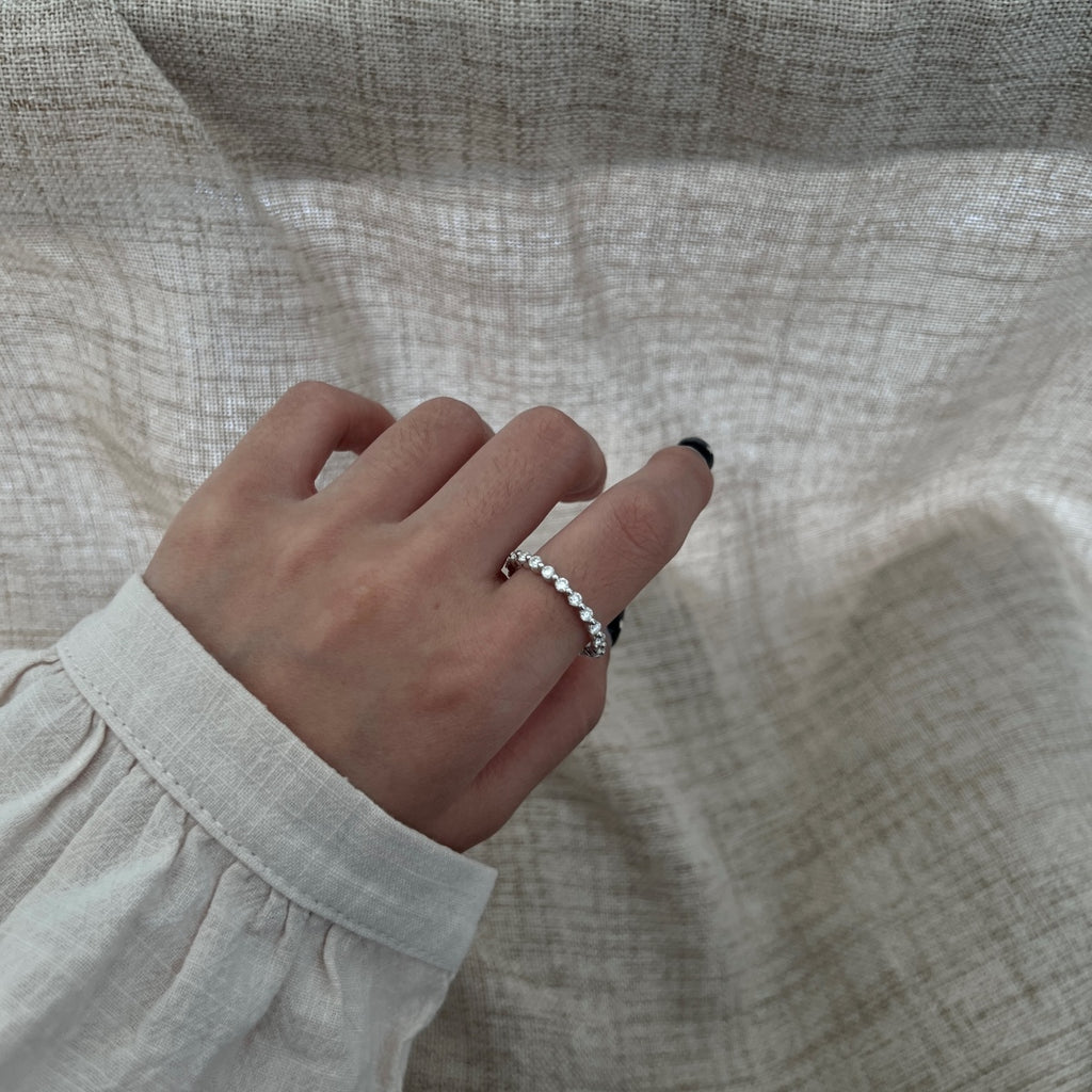 Anillo media alianza de moissanitas 23 ct en plata