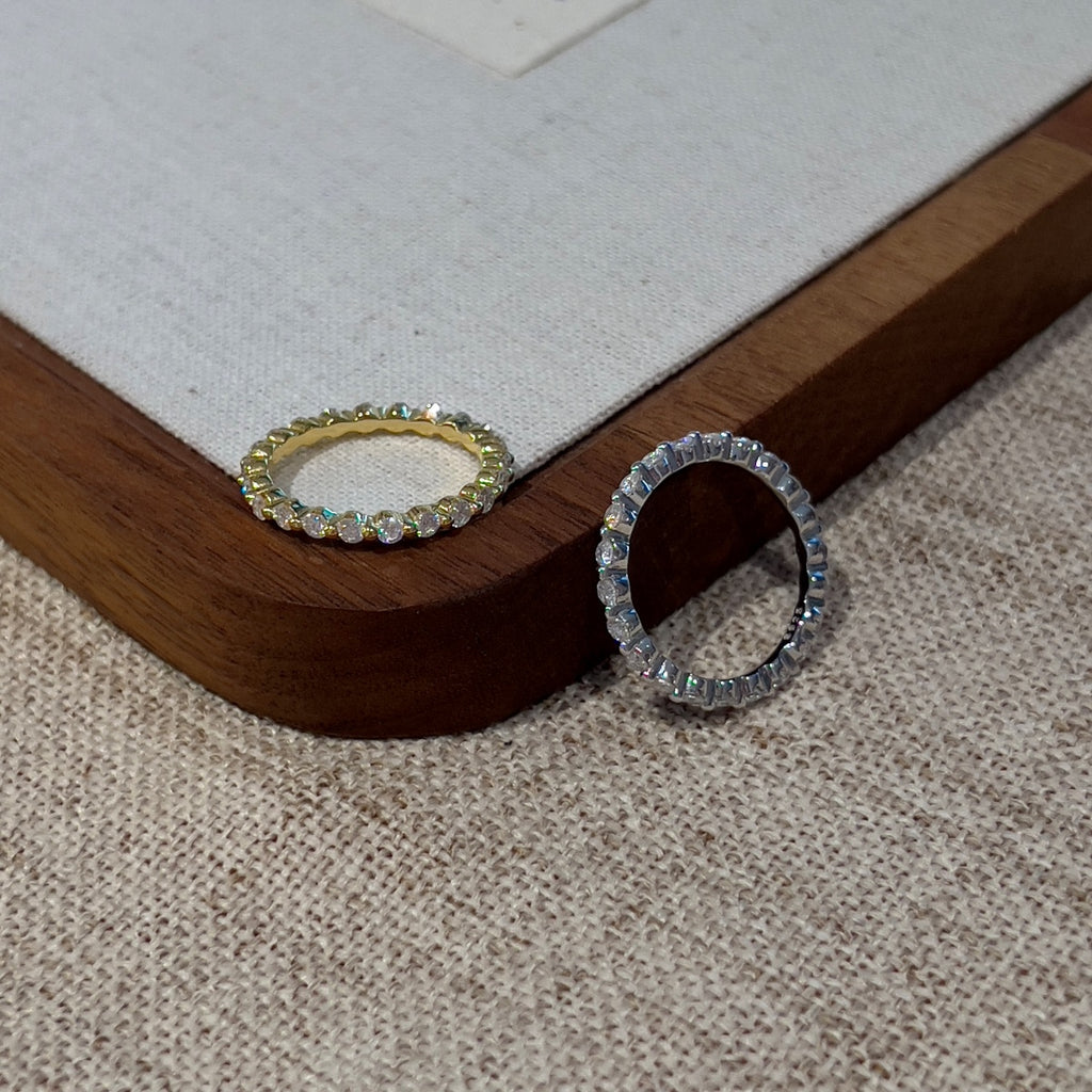 Anillo media alianza de moissanitas 23 ct en plata