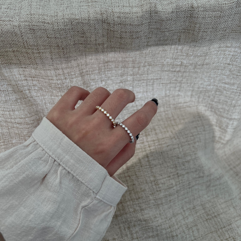 Anillo media alianza de moissanitas 23 ct en plata