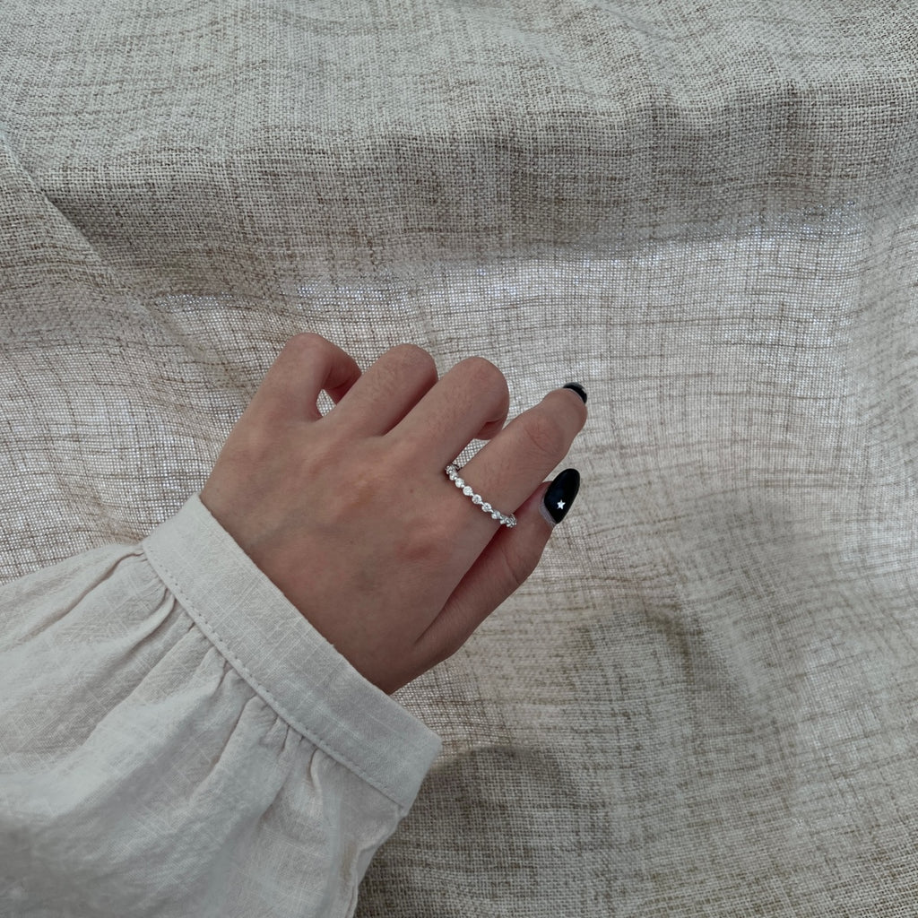 Anillo media alianza de moissanitas 23 ct en plata