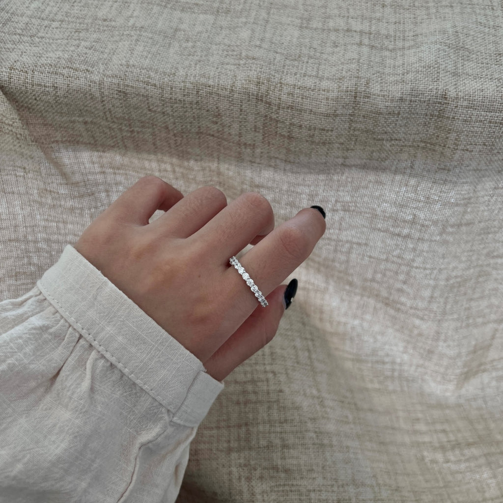 Anillo media alianza de moissanitas 27 ct en plata