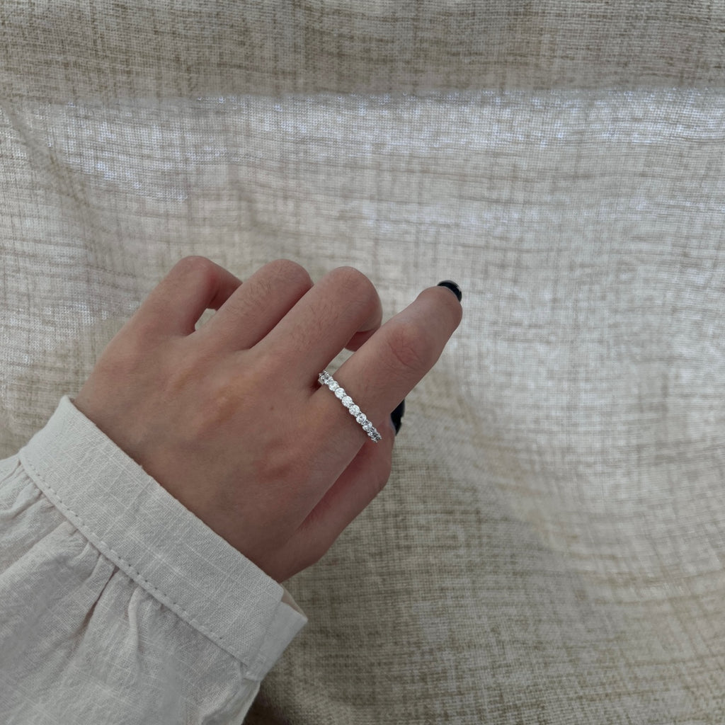 Anillo media alianza de moissanitas 27 ct en plata