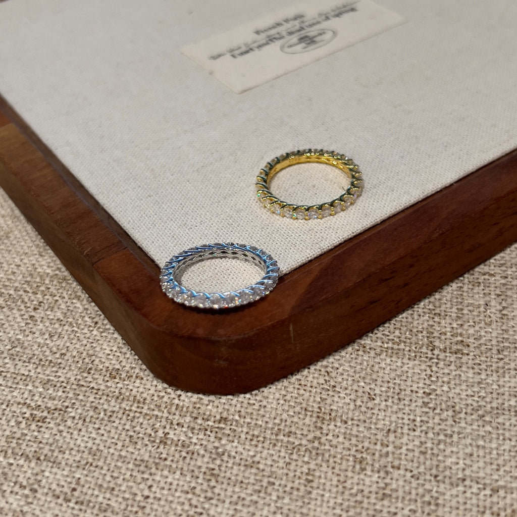 Anillo media alianza de moissanitas 27 ct en plata