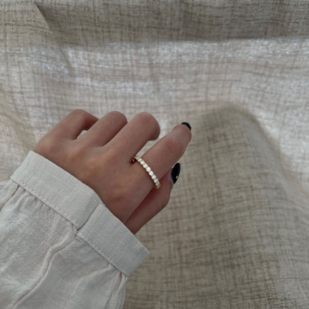 Anillo media alianza de moissanitas 27 ct en plata