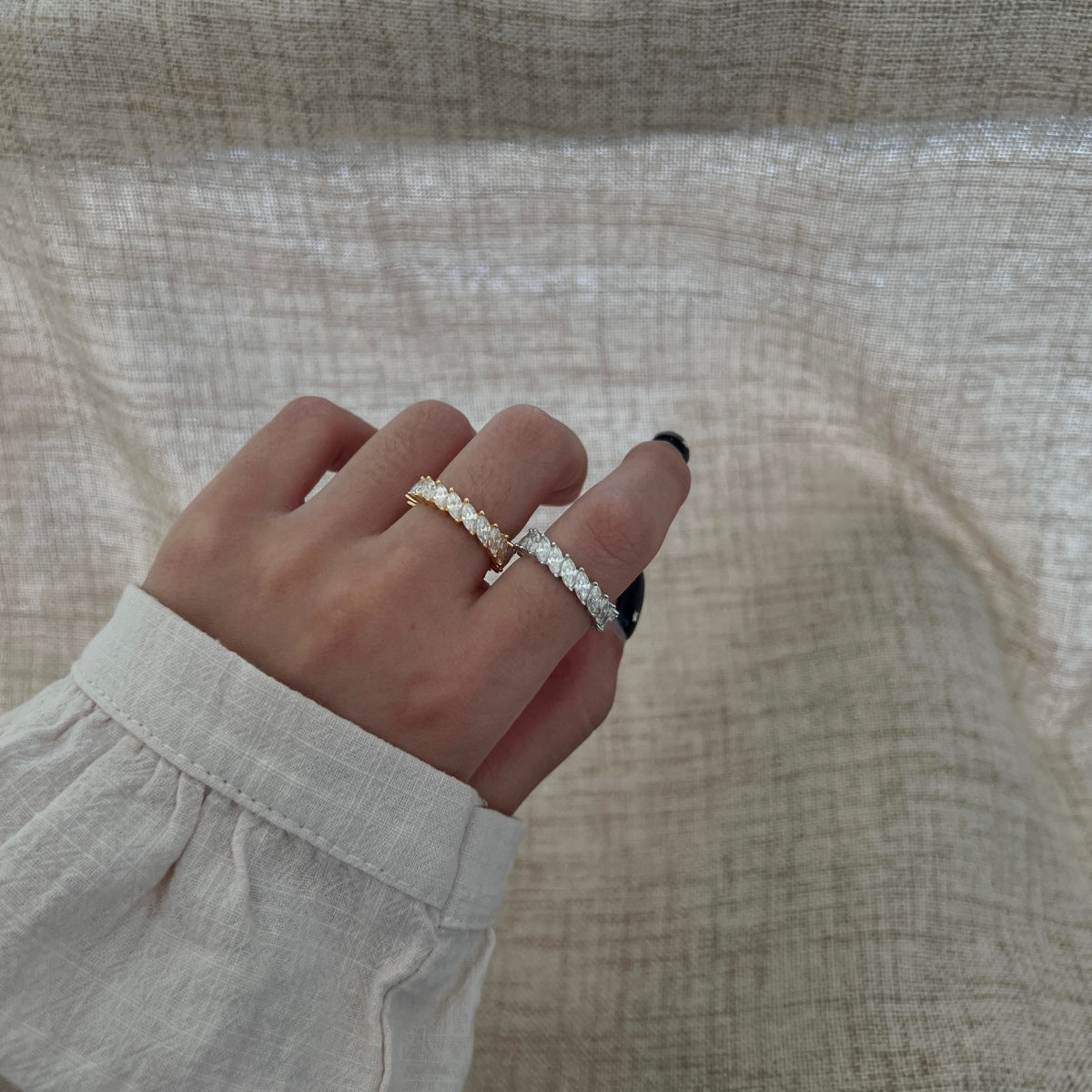 Anillo eternity de moissanitas 23 ct dorado