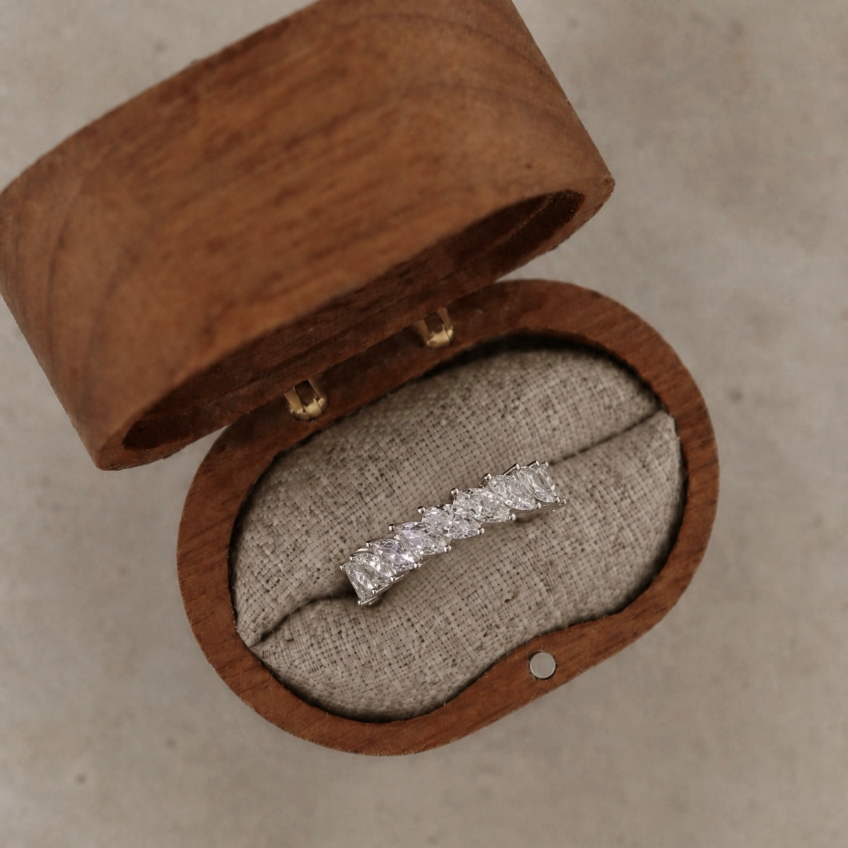 Anillo media alianza de moissanitas 23 ct en plata