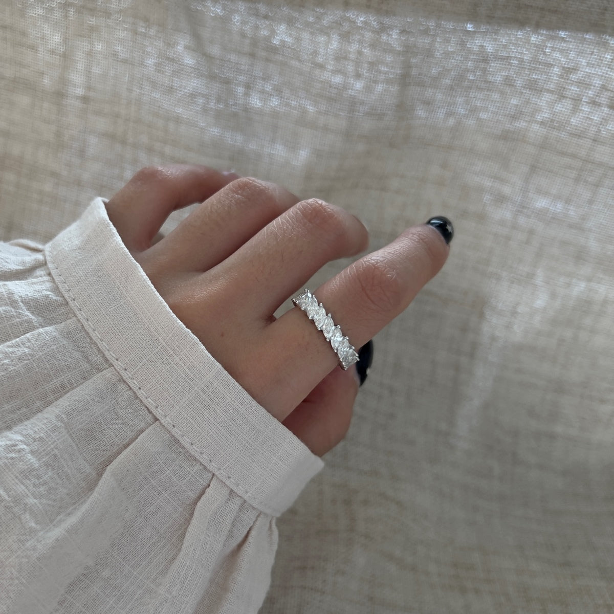 Anillo media alianza de moissanitas 23 ct en plata