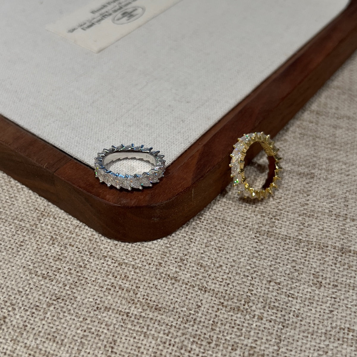 Anillo media alianza de moissanitas 23 ct en plata