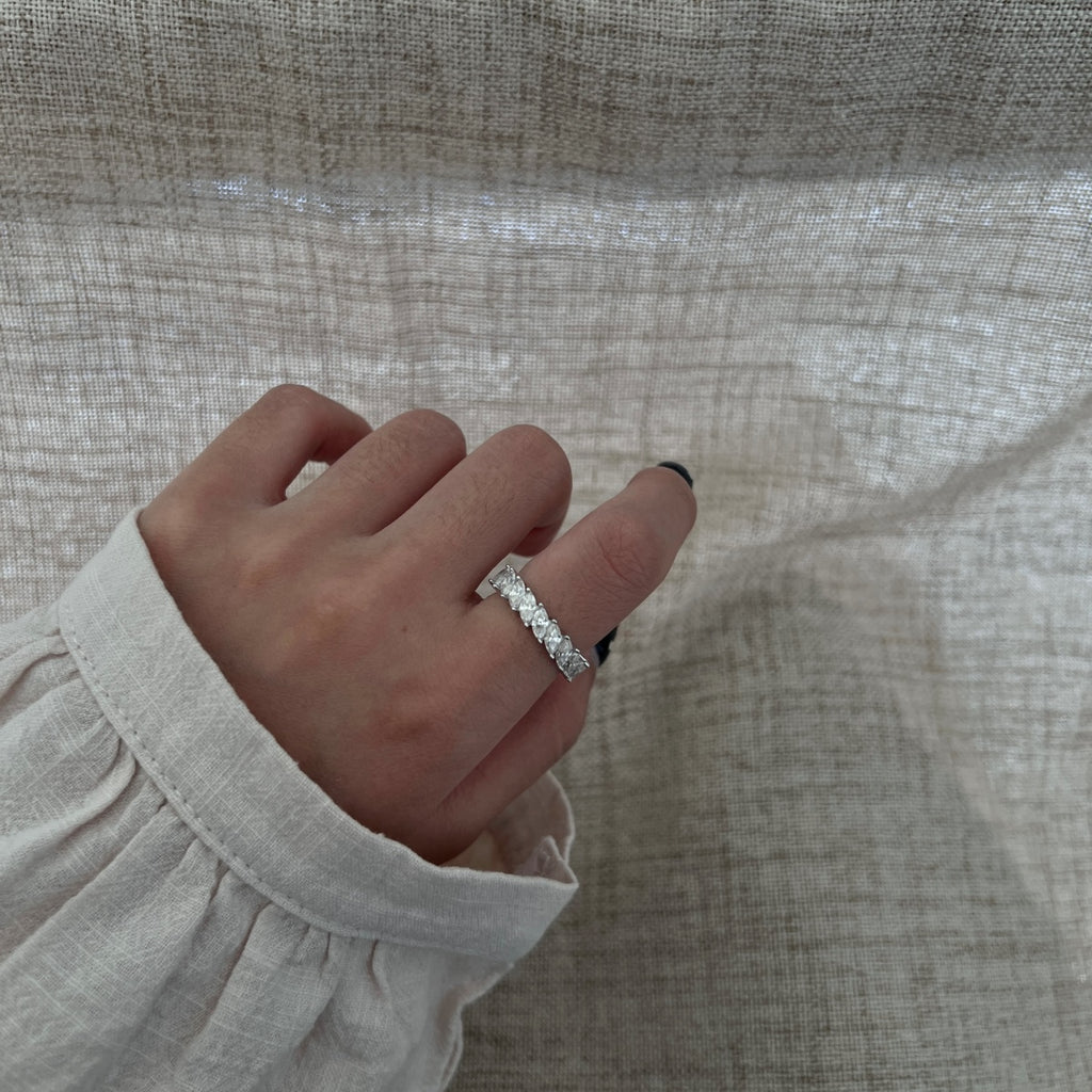 Anillo media alianza de moissanitas 23 ct en plata