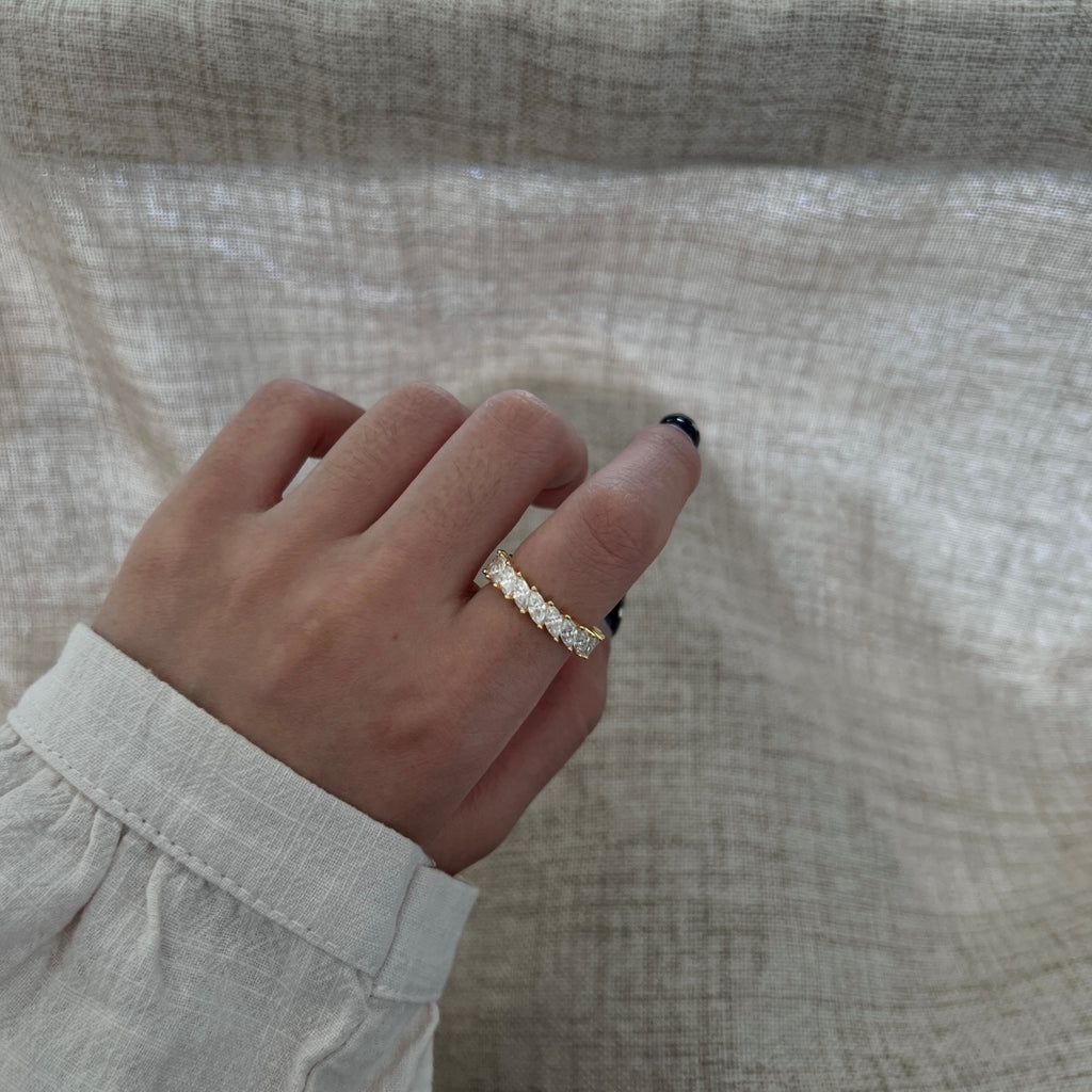 Anillo media alianza de moissanitas 23 ct en plata