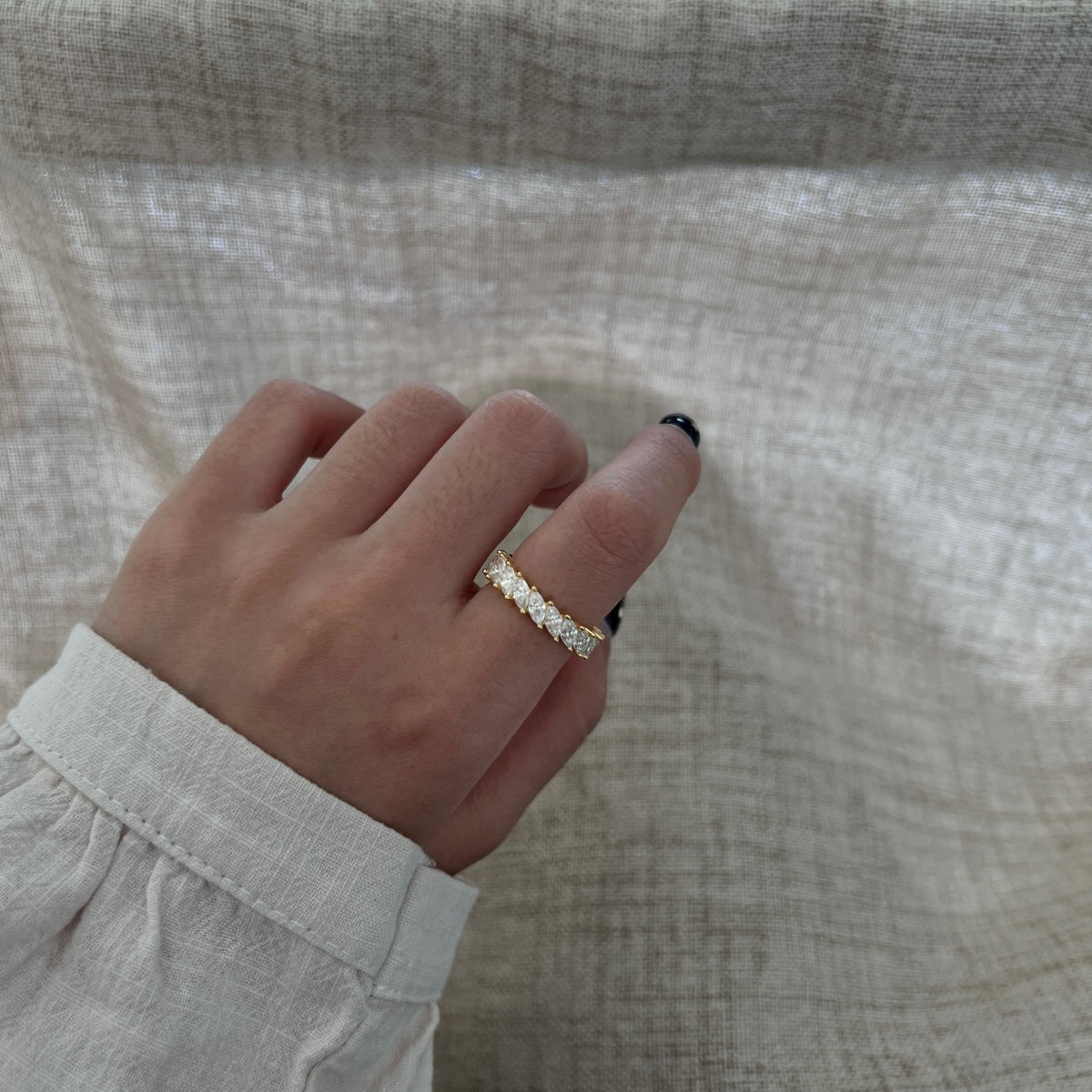 Anillo media alianza de moissanitas 23 ct en plata