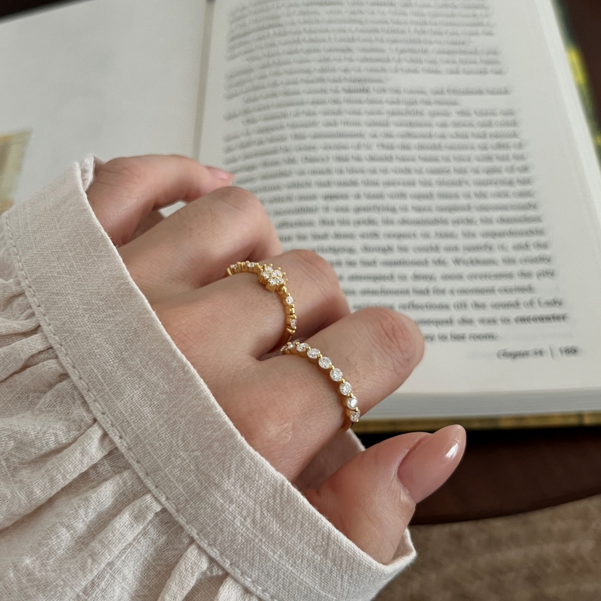 Anillo media alianza de moissanitas con centro floral 0,285 ct dorado