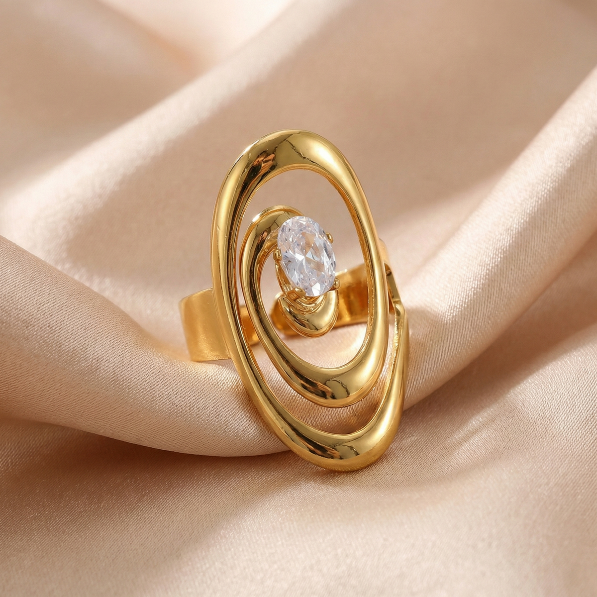 Anillo halo de circonita en acero dorado