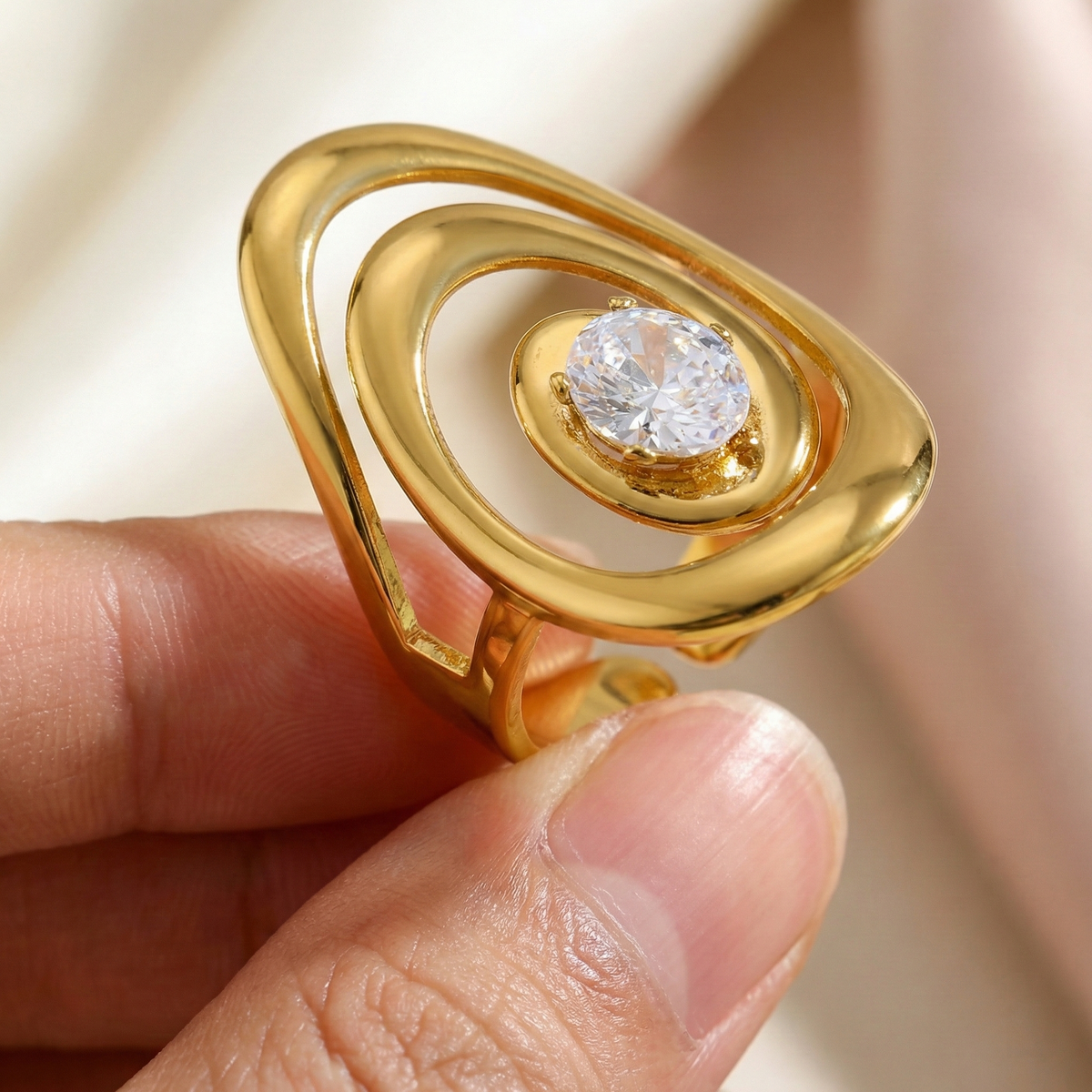Anillo halo de circonita en acero dorado