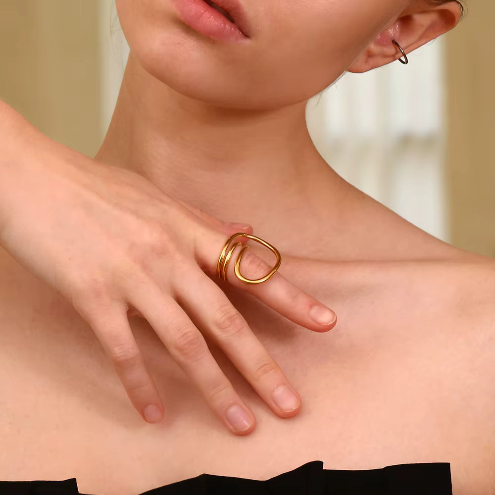 Anillo abierto geométrico en acero dorado