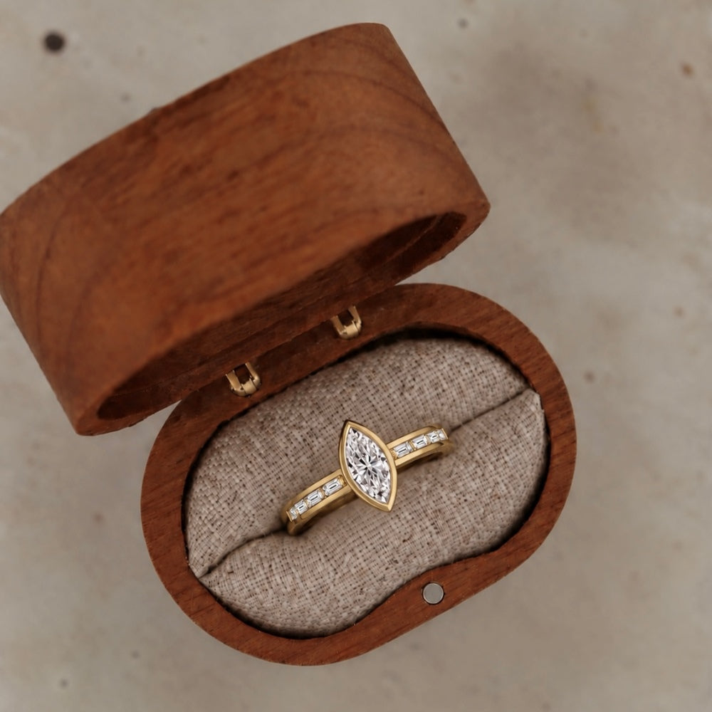 Anillo con piedra central marquesa de moissanitas 1,48 ct dorado
