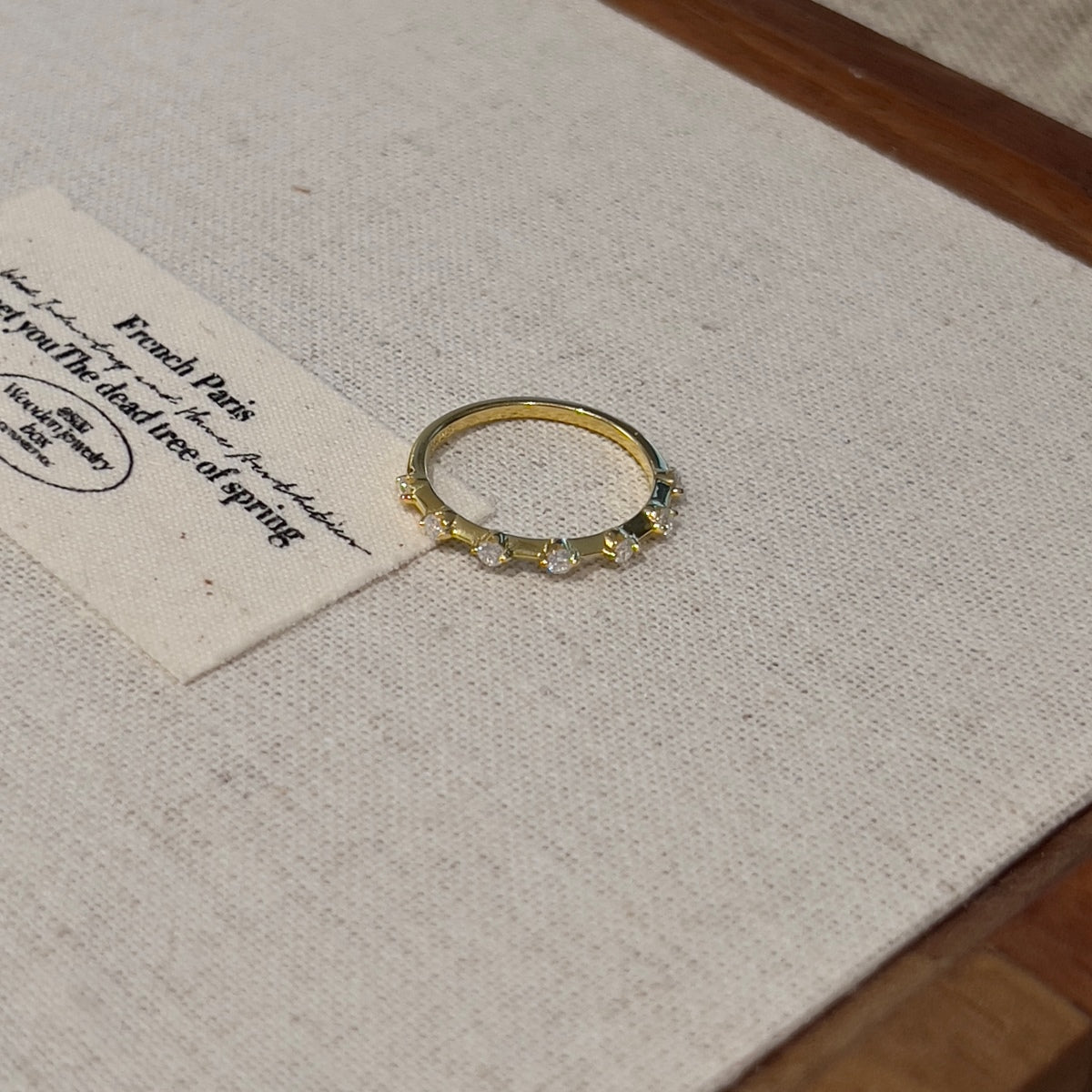 Anillo media alianza de moissanitas 0,21 ct dorado