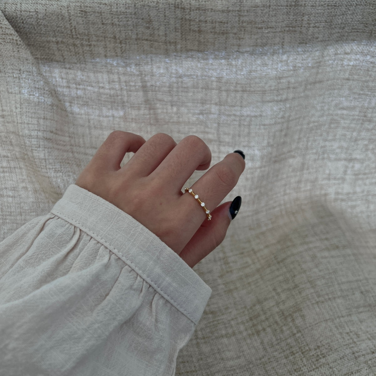 Anillo media alianza de moissanitas 0,21 ct dorado