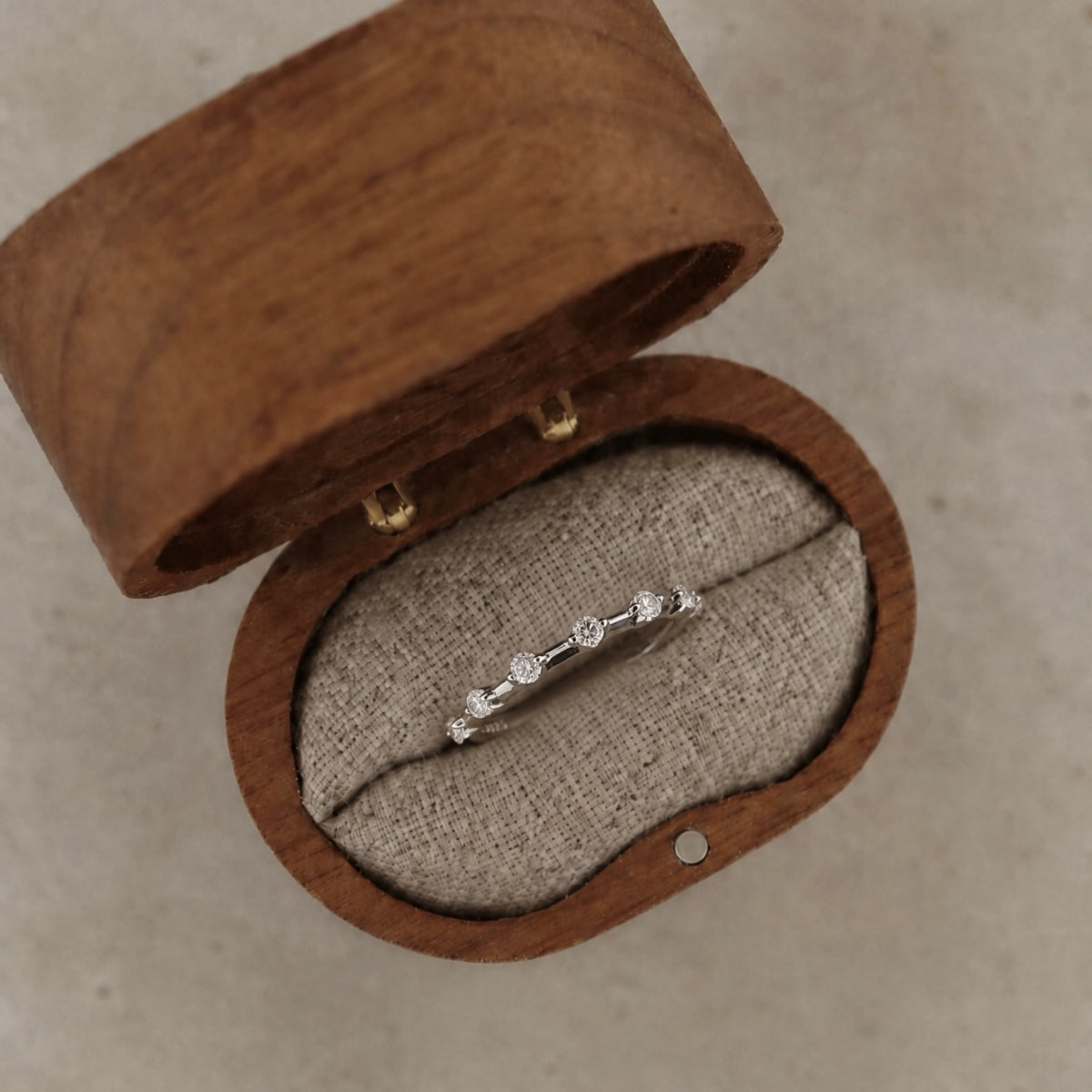 Anillo media alianza de moissanitas 0,21 ct en plata