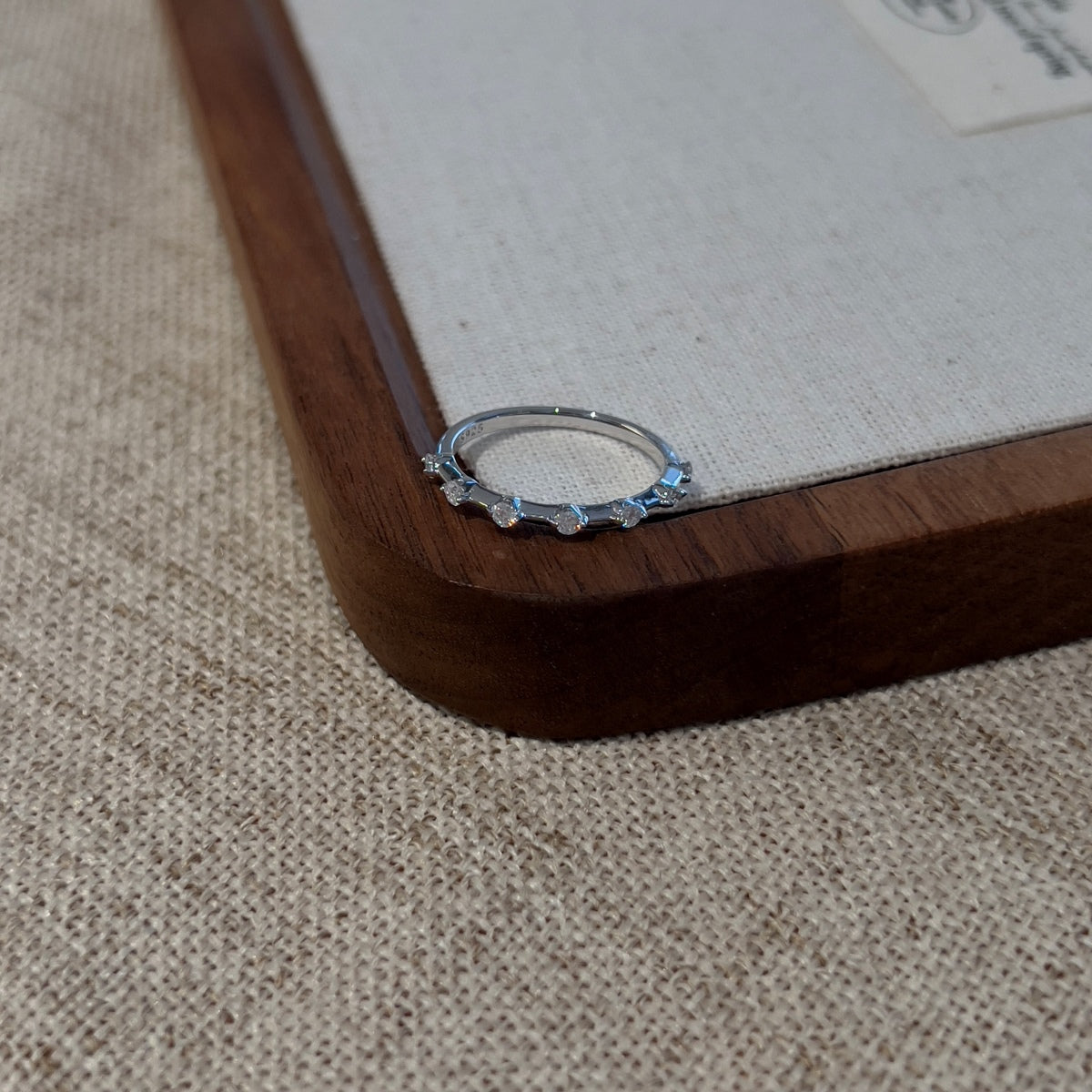Anillo media alianza de moissanitas 0,21 ct en plata