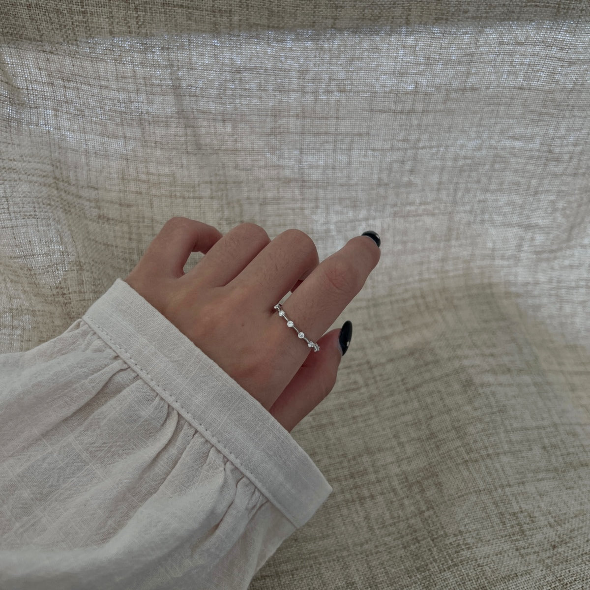 Anillo media alianza de moissanitas 0,21 ct en plata