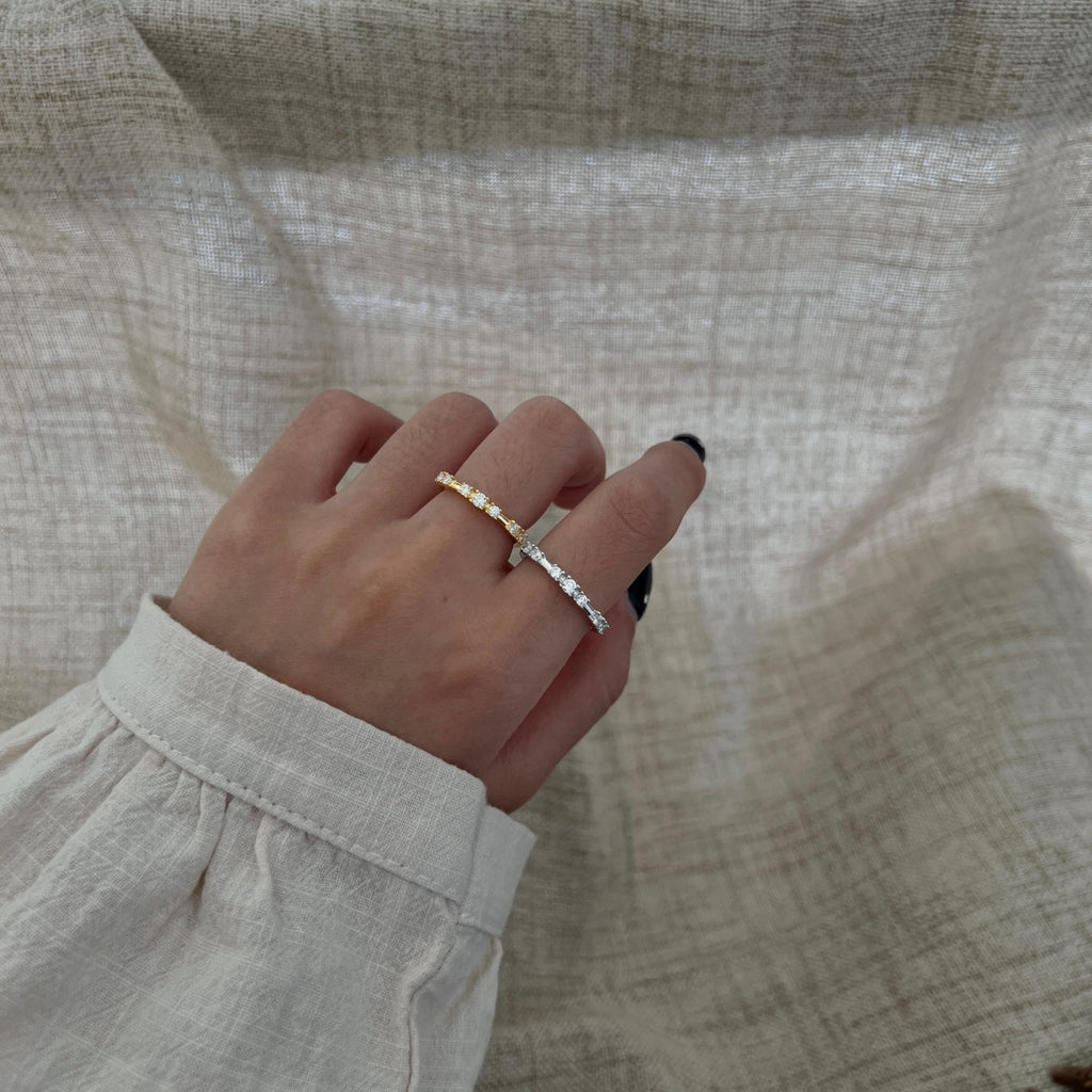 Anillo media alianza de moissanitas 0,24 ct dorado