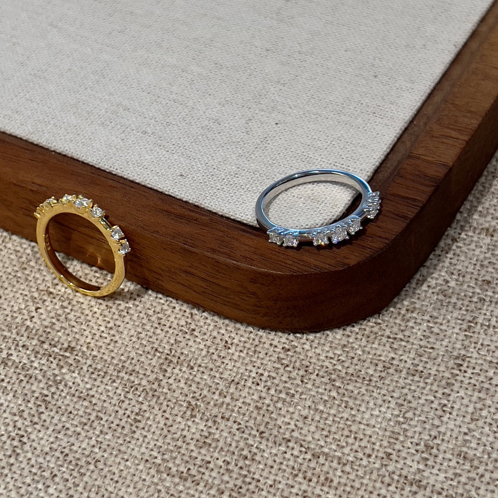 Anillo media alianza de moissanitas 0,24 ct dorado