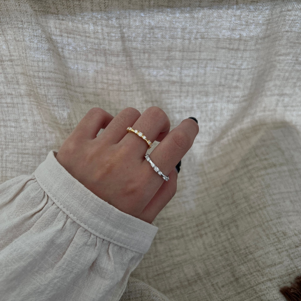 Anillo media alianza de moissanitas 0,24 ct dorado