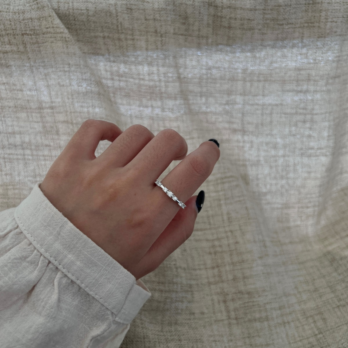 Anillo media alianza de moissanitas 0,24 ct en plata