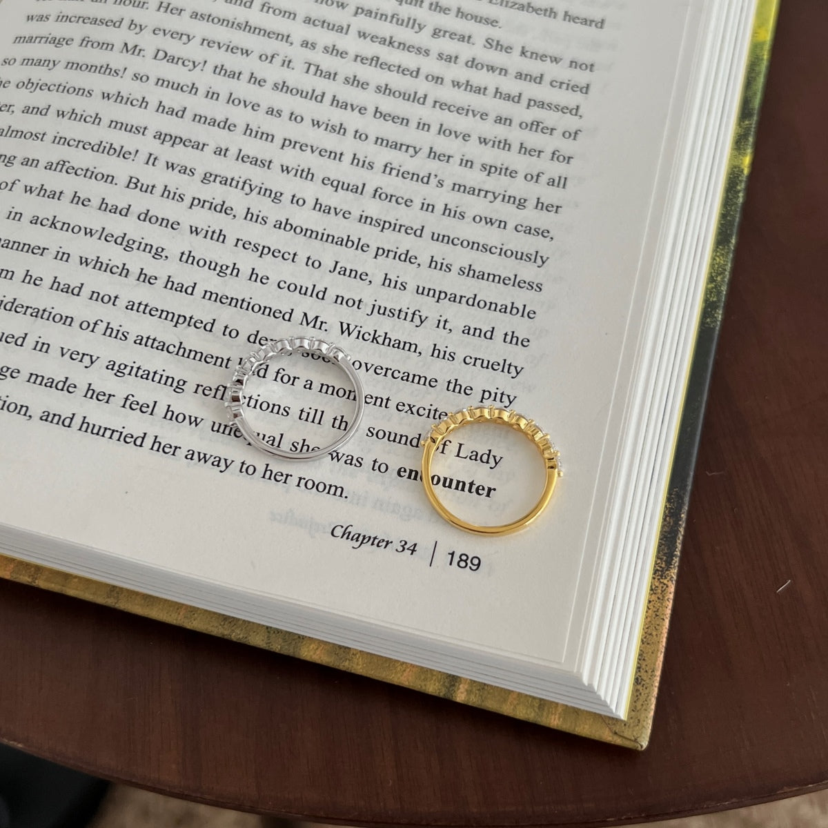 Anillo media alianza de moissanitas 0,63 ct dorado