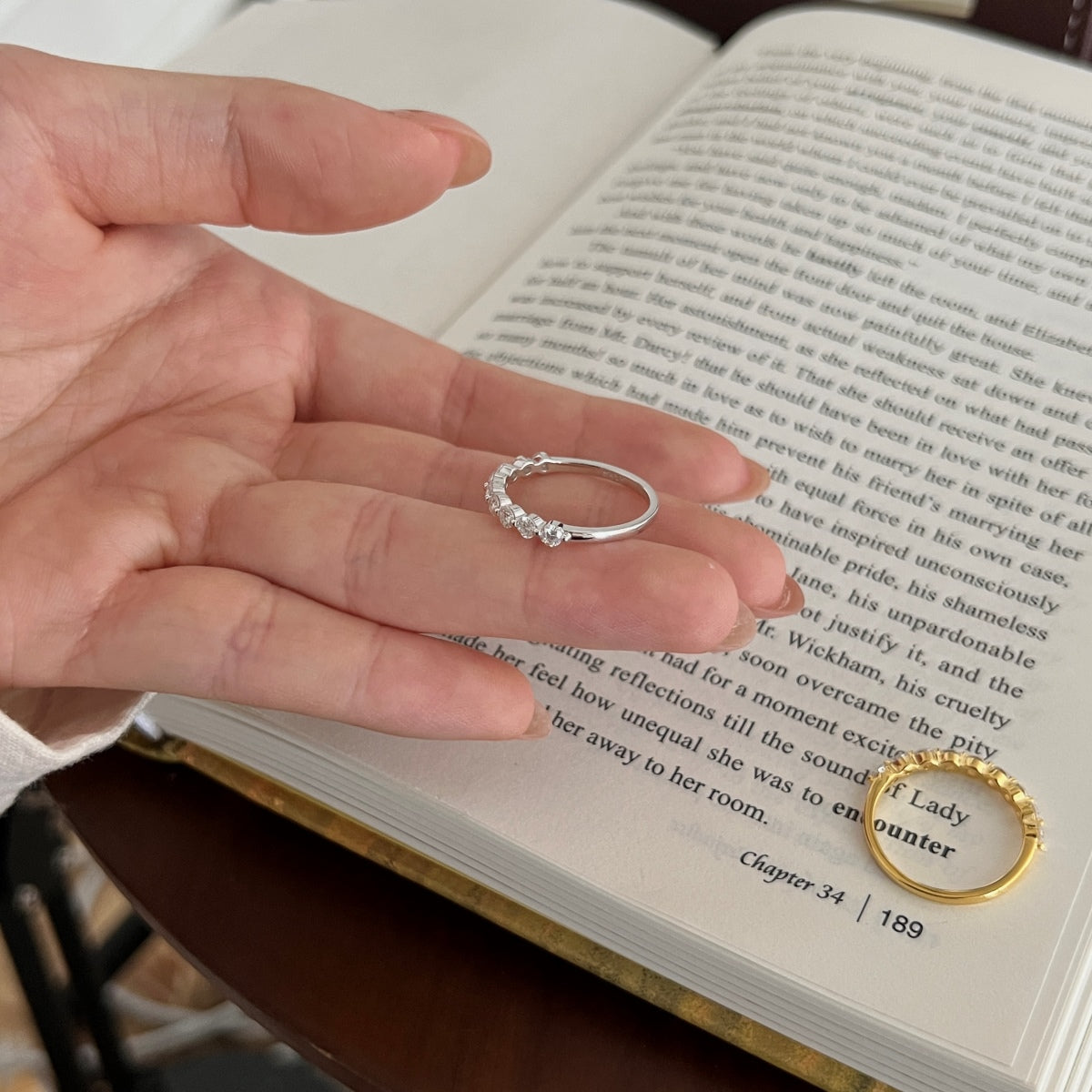 Anillo media alianza de moissanitas 0,63 ct dorado