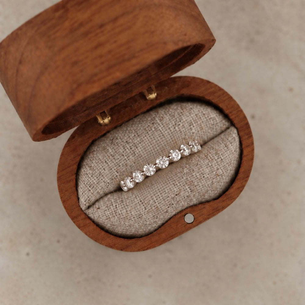 Anillo media alianza de moissanitas 0,63 ct en plata