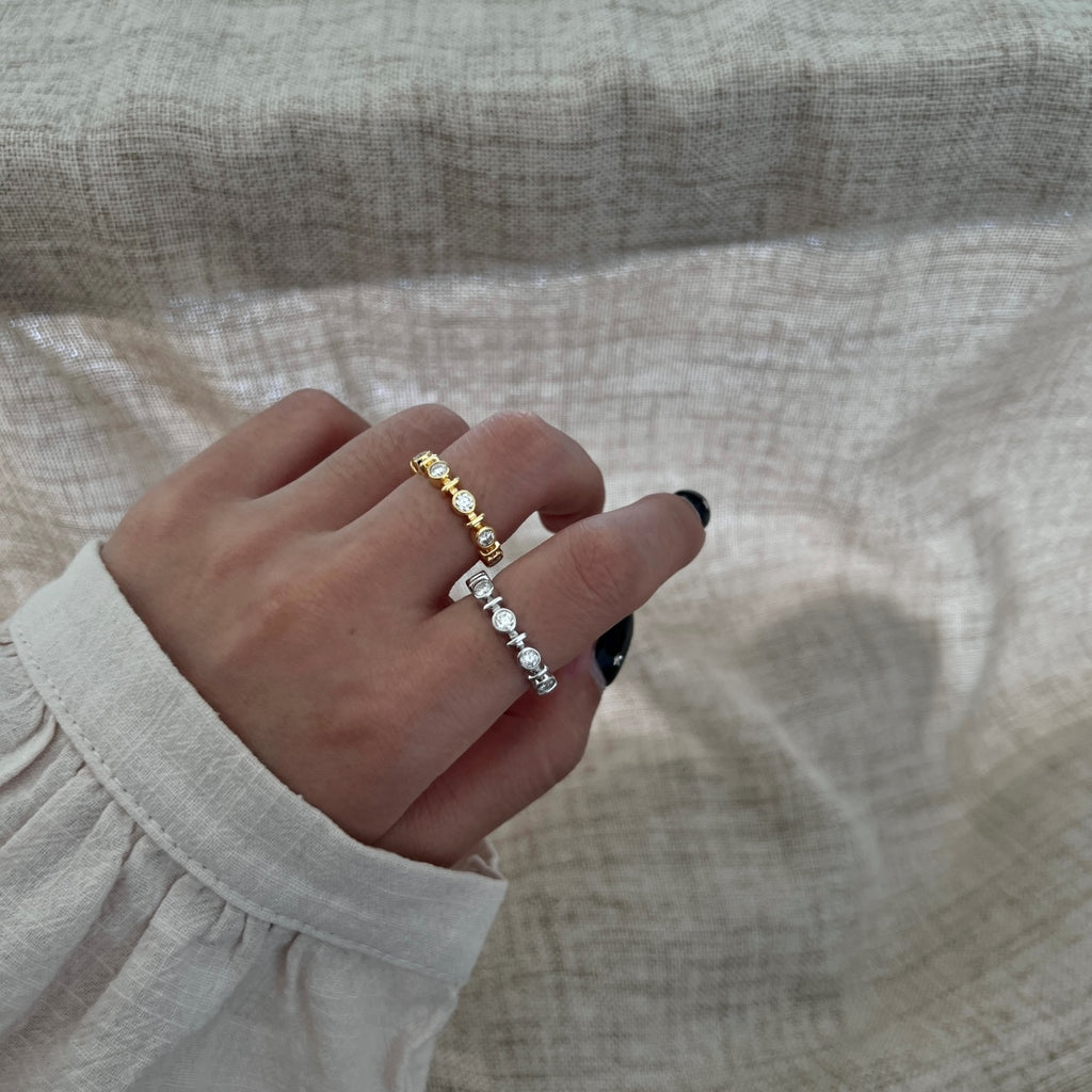 Anillo media alianza de moissanitas 0,59 ct dorado