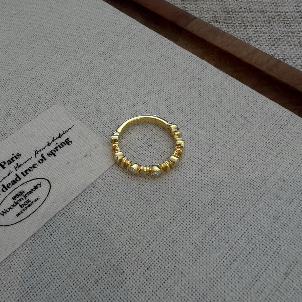 Anillo media alianza de moissanitas 0,59 ct dorado