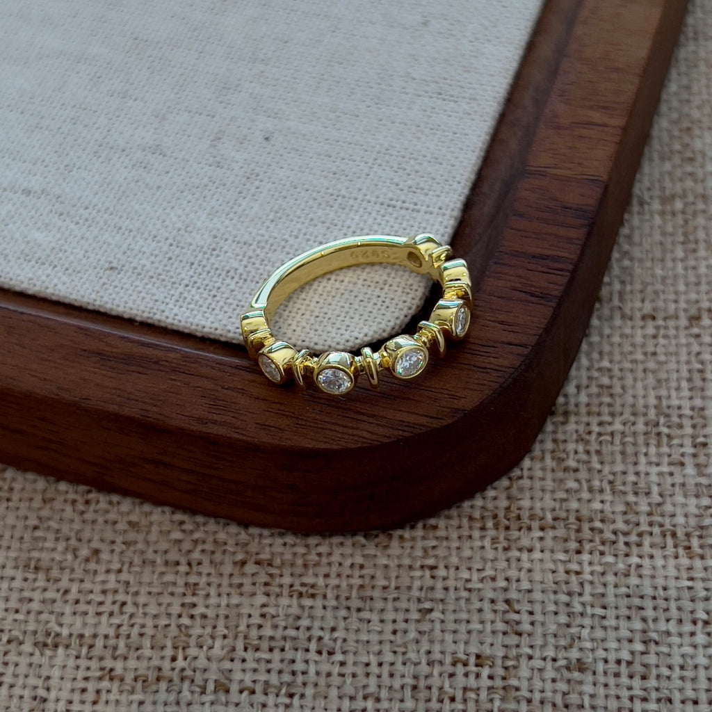 Anillo media alianza de moissanitas 0,59 ct dorado