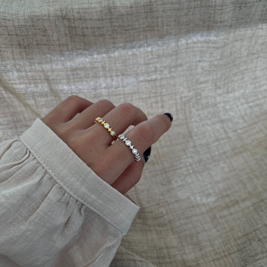 Anillo media alianza de moissanitas 0,59 ct dorado