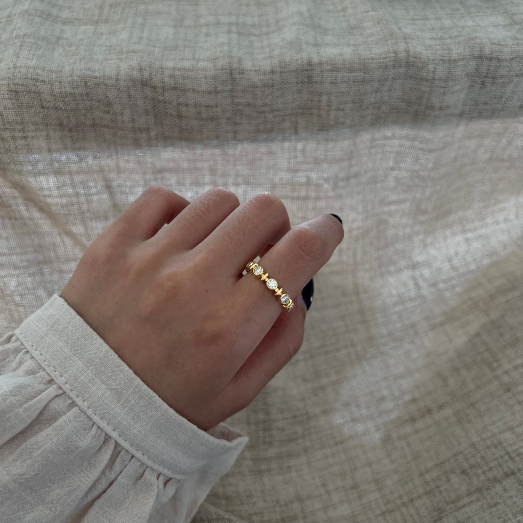 Anillo media alianza de moissanitas 0,59 ct dorado