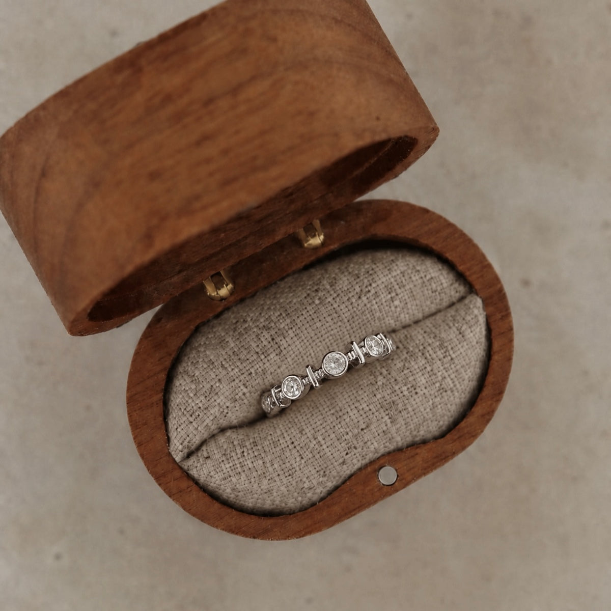Anillo media alianza de moissanitas 0,59 ct en plata