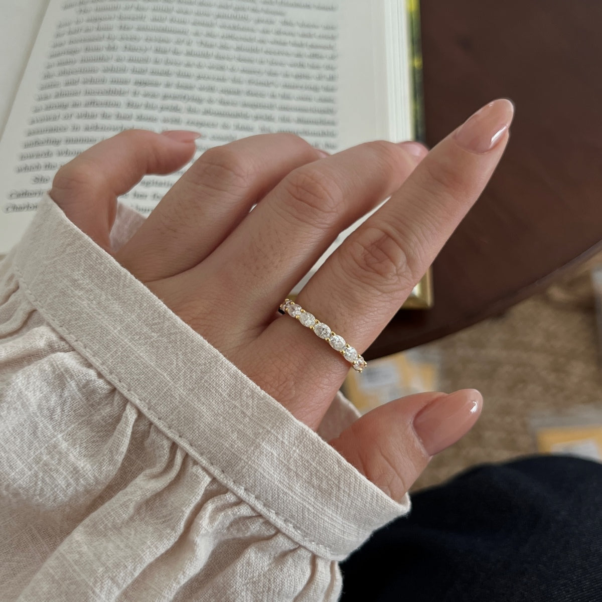 Anillo media alianza de moissanitas 1,8 ct dorado