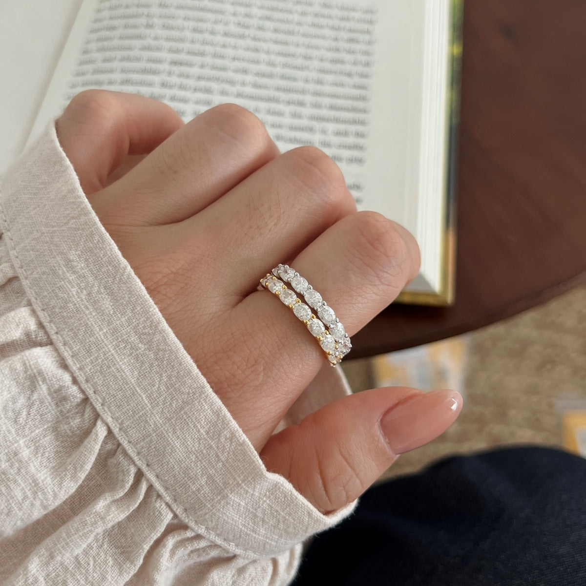 Anillo media alianza de moissanitas 1,8 ct dorado