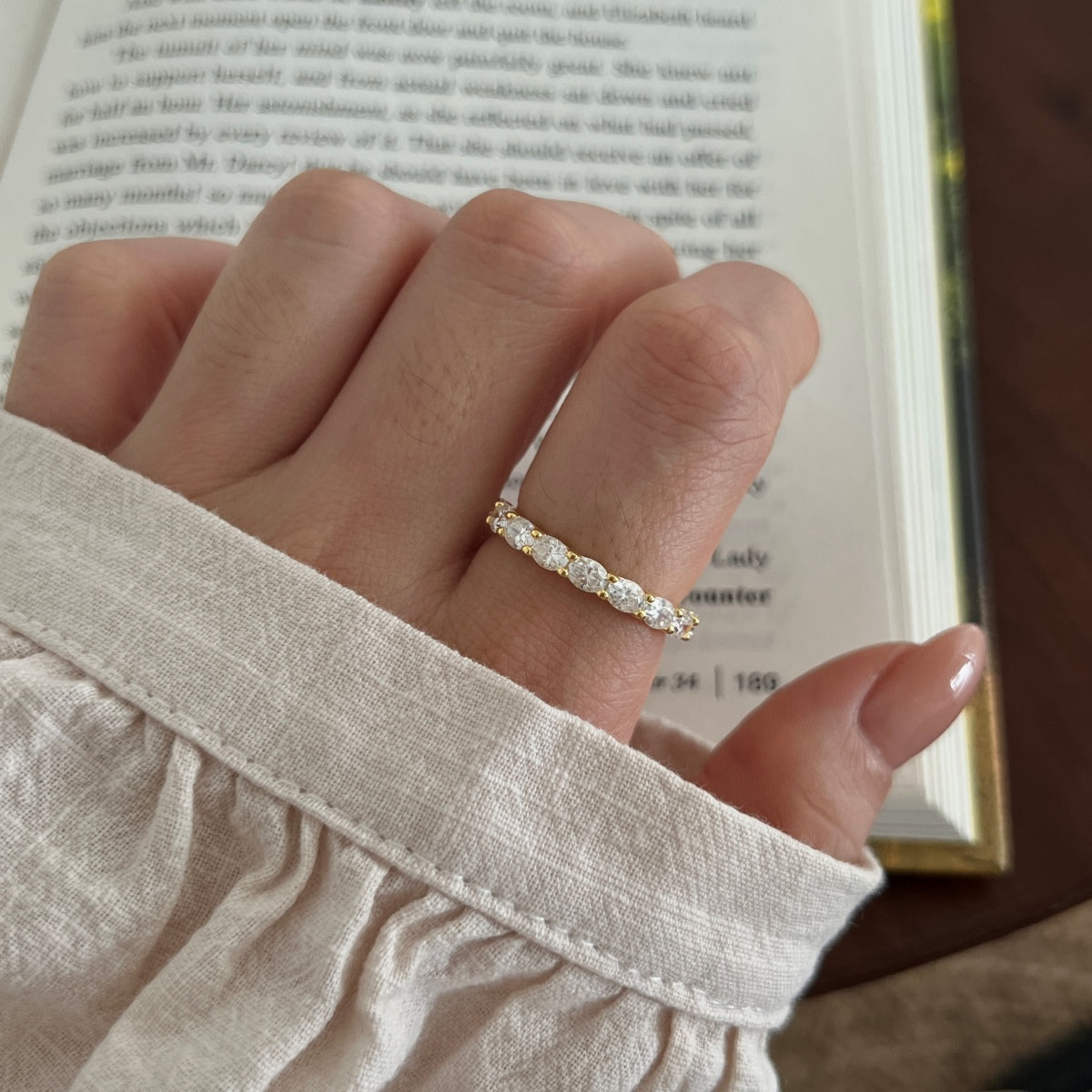Anillo media alianza de moissanitas 1,8 ct dorado